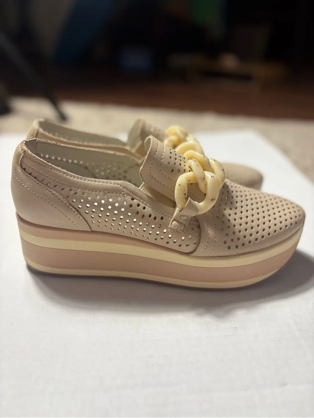 Dolce Vita Jhenee Women Sz 7.5  leather Platform Slip-On Sneakers  Chain Accent